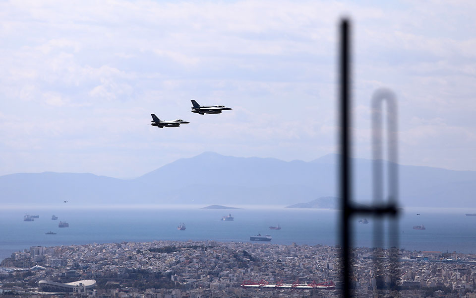 Εικόνες από τις δοκιμαστικές πτήσεις μαχητικών στην Αθήνα-4