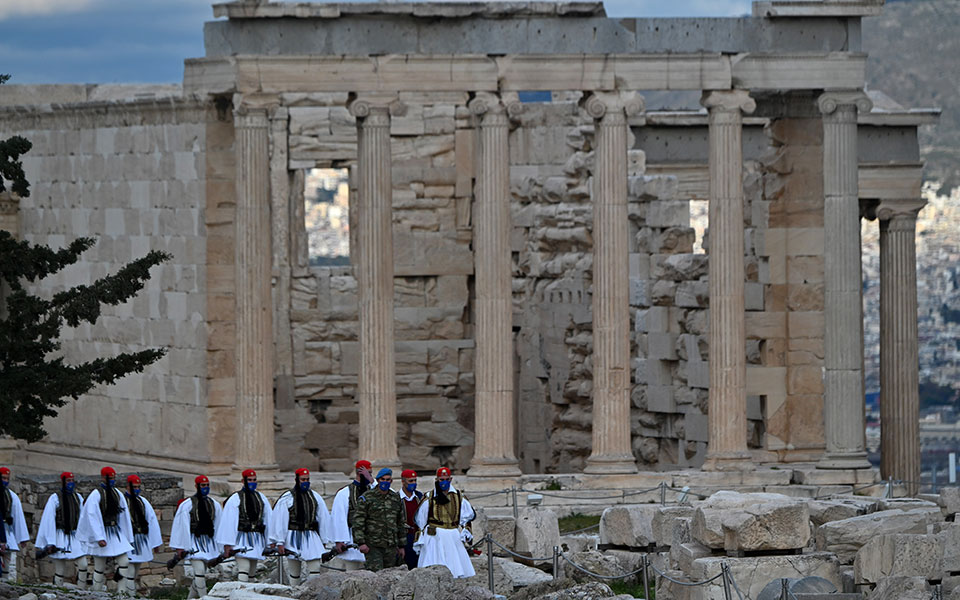 Η έπαρση της σημαίας στον Ιερό Βράχο της Ακρόπολης-4