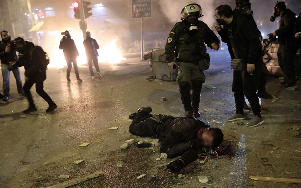 Πεδίο μάχης η Νέα Σμύρνη: Στο νοσοκομείο ο τραυματίας αστυνομικός (video)-6