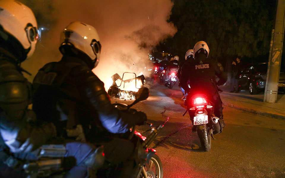 επεισόδια-στη-νέα-σμύρνη-σε-10-συλλήψει-561290191