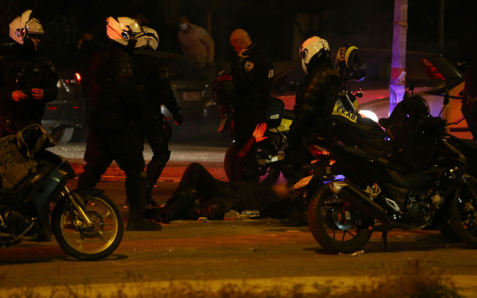 επεισόδια-στη-νέα-σμύρνη-βίντεο-σοκ-απ-561290218