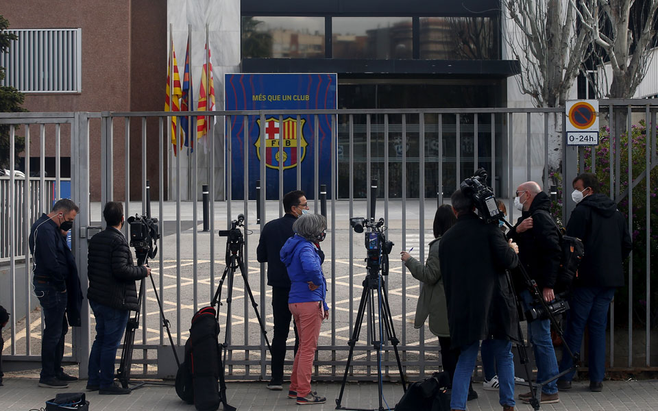 έφοδος-της-αστυνομίας-και-συλλήψεις-σ-561280279