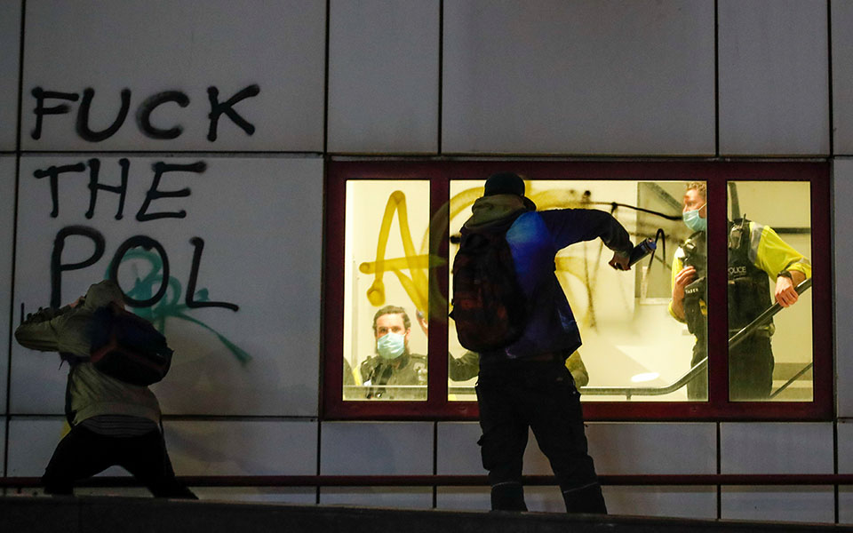 Ταραχές στο Μπρίστολ σε διαδήλωση κατά κυβερνητικού ν/σ-1