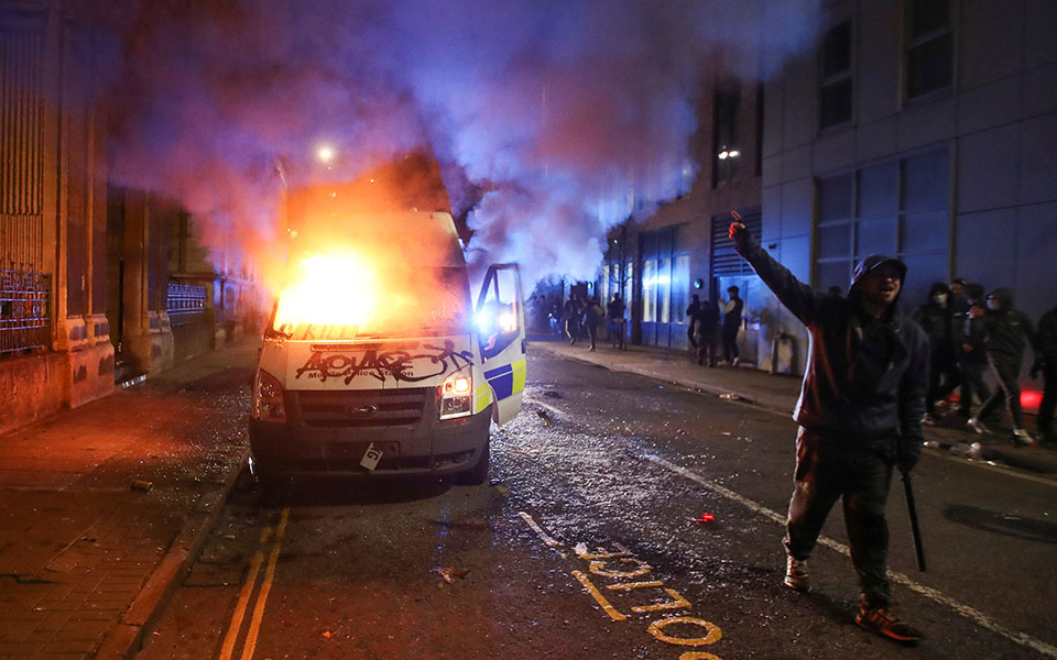 Ταραχές στο Μπρίστολ σε διαδήλωση κατά κυβερνητικού ν/σ-3