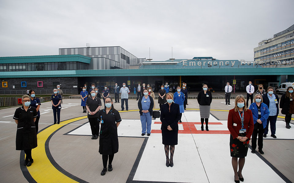 Βρετανία: Παγώνοντας τον χρόνο προς τιμήν των θυμάτων (εικόνες)-1