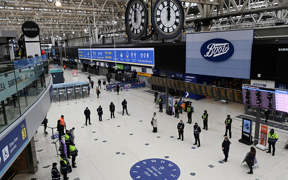 Βρετανία: Παγώνοντας τον χρόνο προς τιμήν των θυμάτων (εικόνες)-6