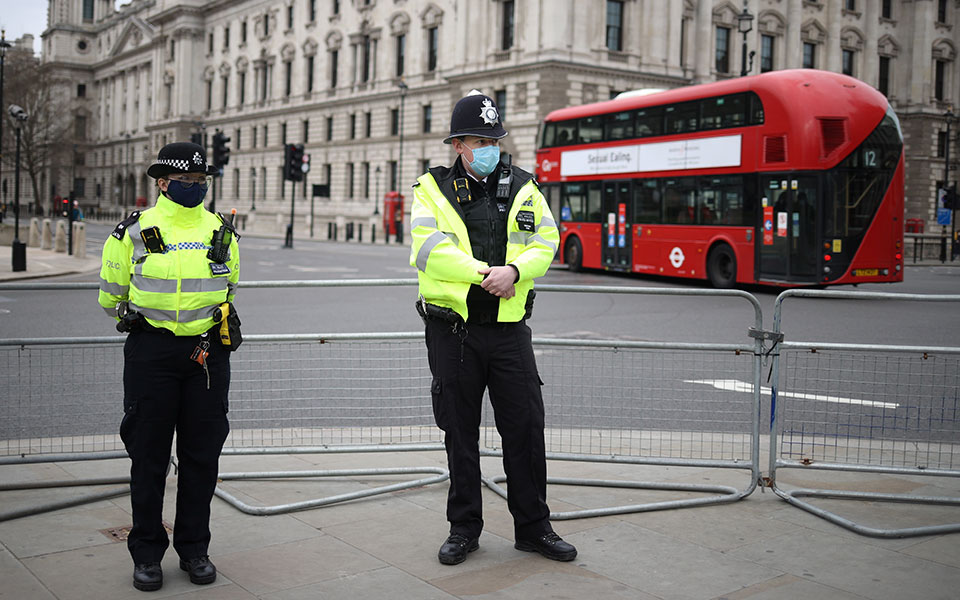 Βρετανία: Παγώνοντας τον χρόνο προς τιμήν των θυμάτων (εικόνες)-3
