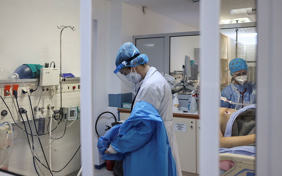 Ακραία πίεση στο ΕΣΥ: Αρνητική επίδοση έτους για τους διασωληνωμένους-2