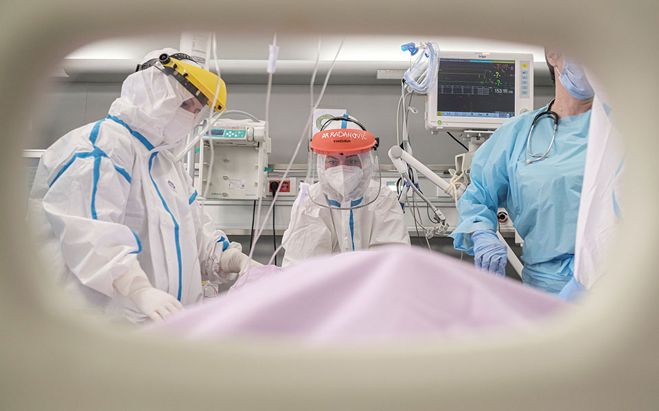 Επελαύνει ο ιός, γεμίζουν οι ΜΕΘ: Στα 3.073 τα νέα κρούσματα, 645 διασωληνωμένοι-5