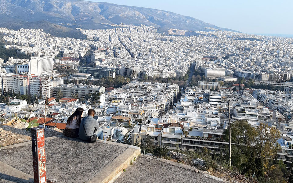 σταδιακό-άνοιγμα-με-φόντο-το-νέο-μαύρ-561312217