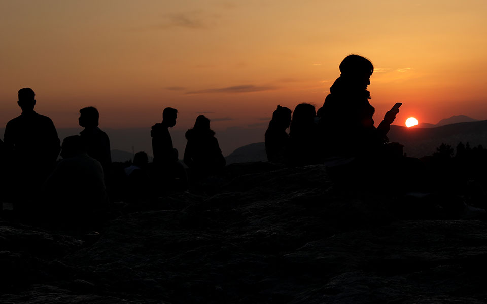 Σταδιακό άνοιγμα με φόντο το νέο «μαύρο» ρεκόρ-1