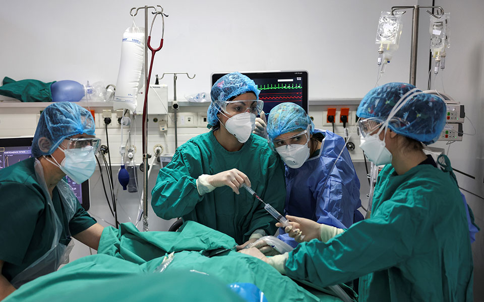 στα-ύψη-ο-αριθμός-των-διασωληνωμένων-561301792