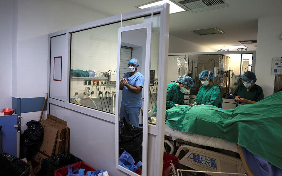 Στα ύψη ο αριθμός των διασωληνωμένων-4