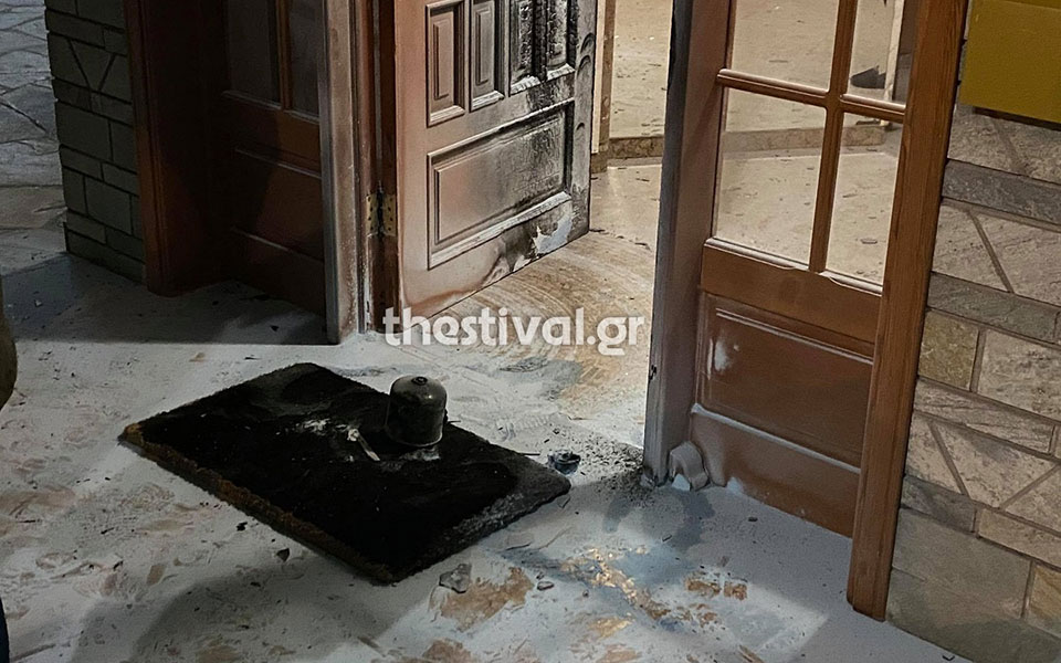 θεσσαλονίκη-έκρηξη-σε-είσοδο-πολυκατ-561282160