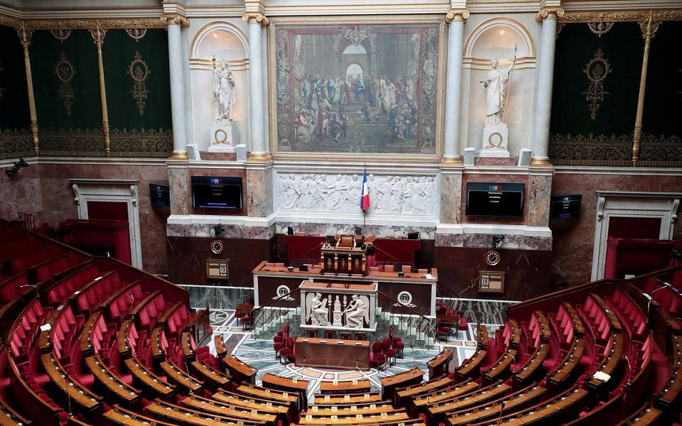 στη-βουλή-η-περίφημη-ταπισερί-της-σχο-561303031