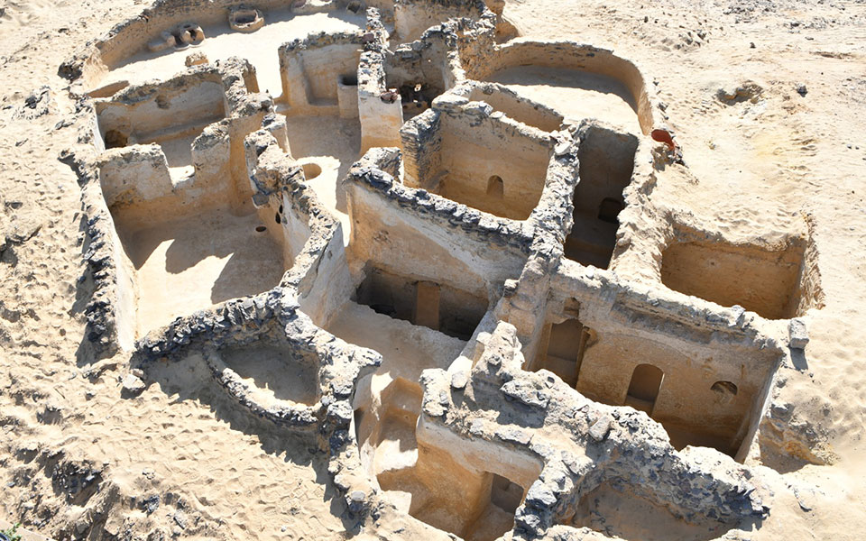 αίγυπτος-ανακαλύφθηκε-μοναστηριακό-561295024