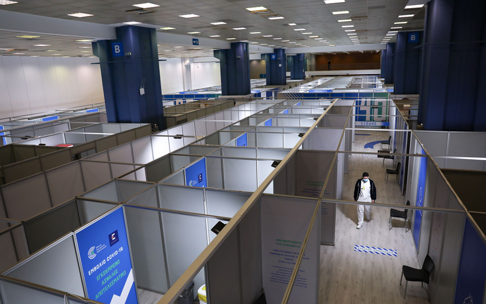 β-κικίλιας-προς-χορήγηση-του-εμβολίου-561283309