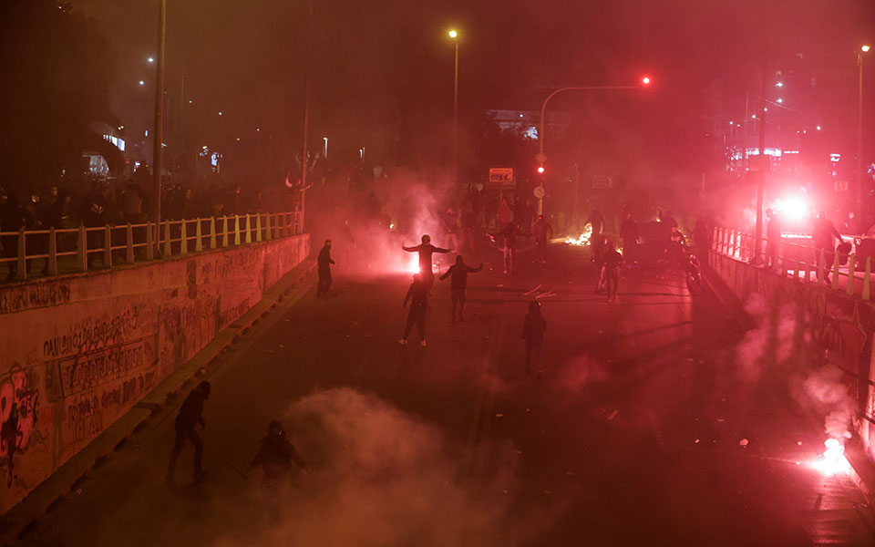 Πεδίο μάχης η Νέα Σμύρνη: Στο νοσοκομείο ο τραυματίας αστυνομικός (video)-5