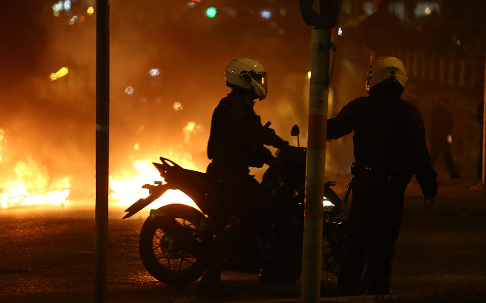 Πεδίο μάχης η Νέα Σμύρνη: Στο νοσοκομείο ο τραυματίας αστυνομικός (video)-4