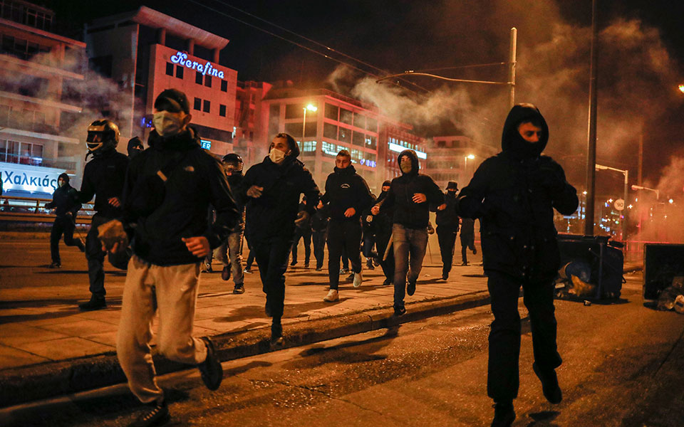 Πεδίο μάχης η Νέα Σμύρνη: Στο νοσοκομείο ο τραυματίας αστυνομικός (video)-2