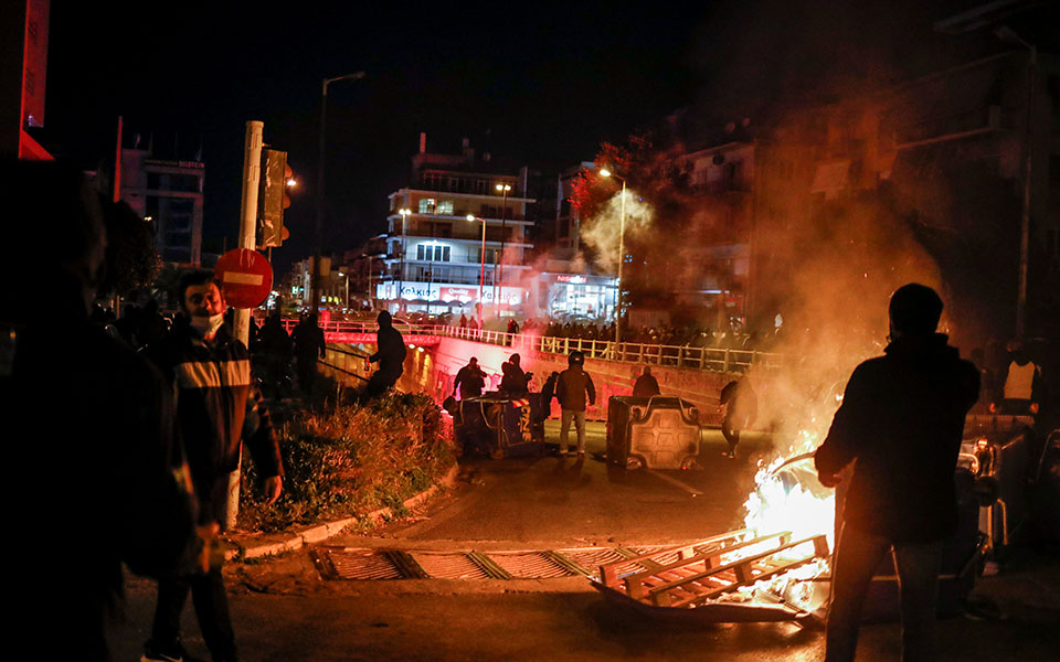 Πεδίο μάχης η Νέα Σμύρνη: Στο νοσοκομείο ο τραυματίας αστυνομικός (video)-1