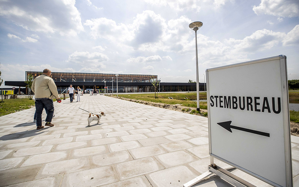 στις-κάλπες-οι-ολλανδοί-561295315