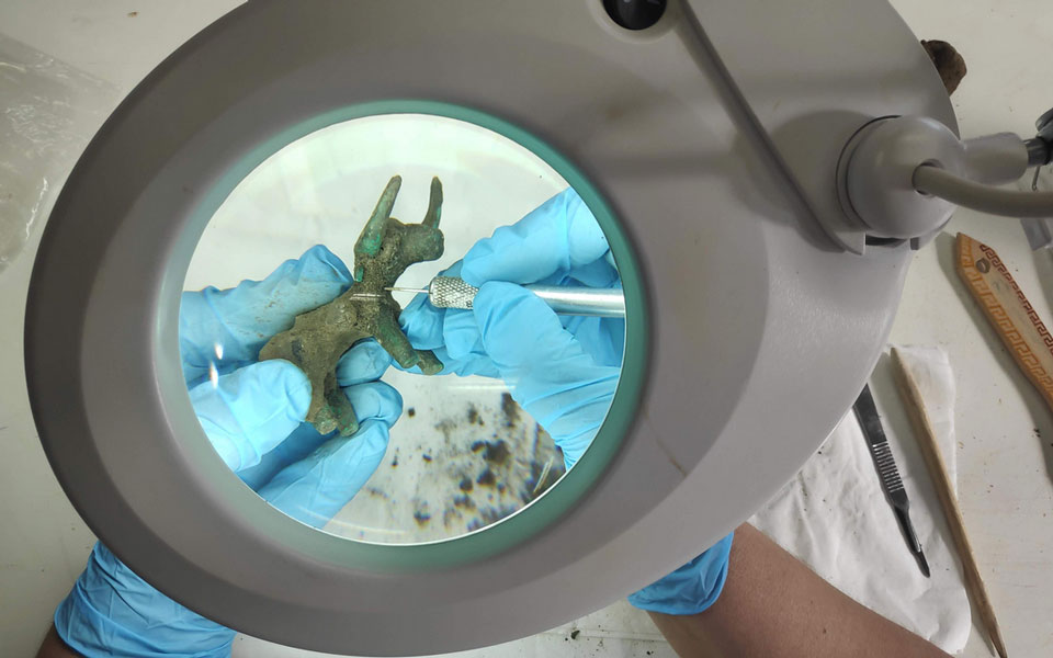 Ολυμπία: Η βροχή αποκάλυψε χάλκινο ειδώλιο ταύρου (εικόνες)-2