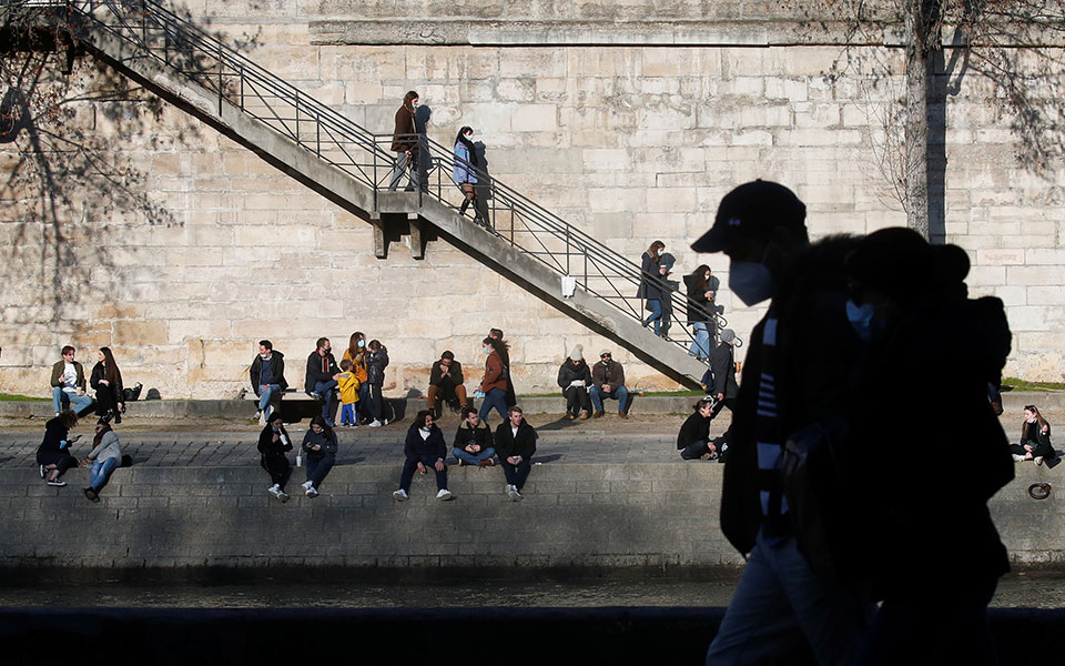 γαλλία-αύξηση-των-κρουσμάτων-παρά-το-ν-561303502