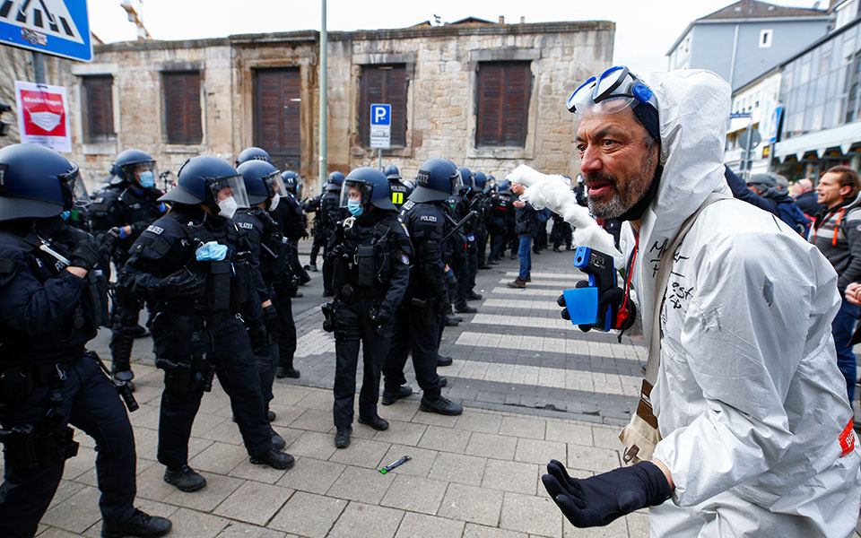 Γερμανία: Διαδηλώσεις και ταραχές κατά της καραντίνας-2