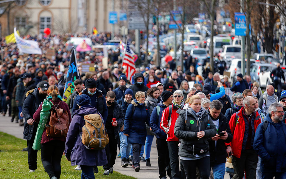 Γερμανία: Διαδηλώσεις και ταραχές κατά της καραντίνας-4