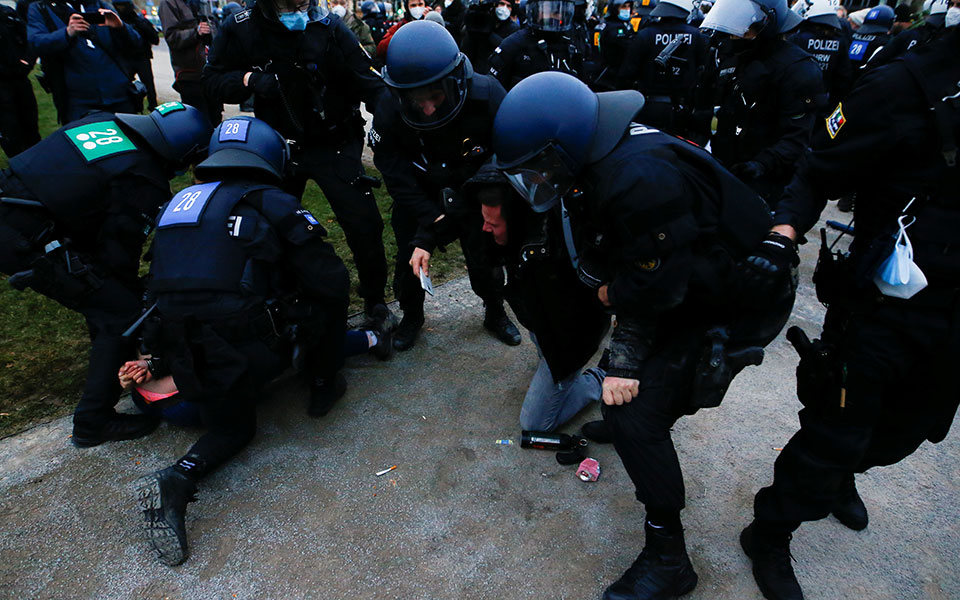 Γερμανία: Διαδηλώσεις και ταραχές κατά της καραντίνας-1