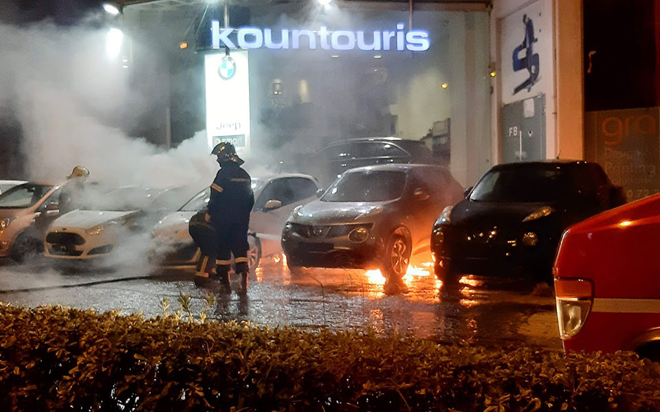 Βίντεο και εικόνες: Εμπρηστική επίθεση σε αντιπροσωπεία στην Καισαριανή-11