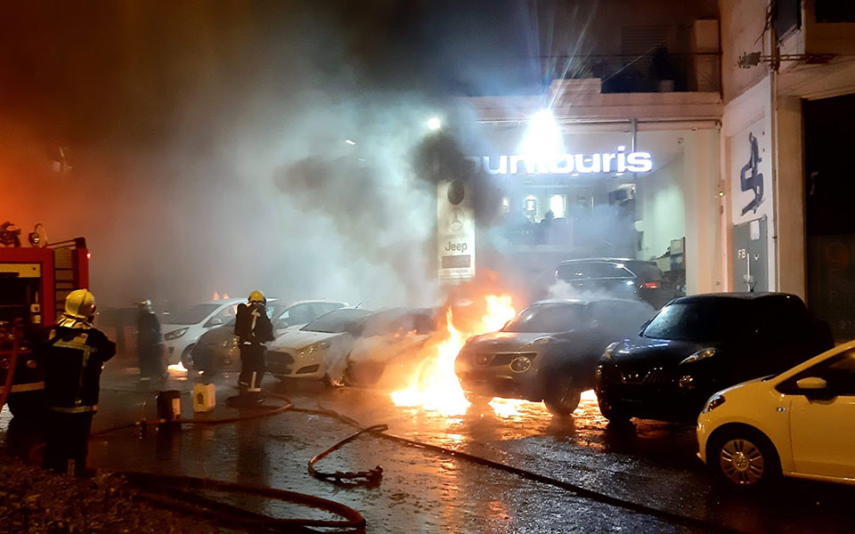 Βίντεο και εικόνες: Εμπρηστική επίθεση σε αντιπροσωπεία στην Καισαριανή-3