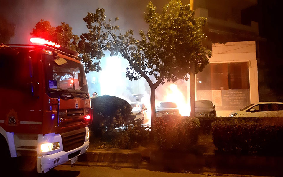 Βίντεο και εικόνες: Εμπρηστική επίθεση σε αντιπροσωπεία στην Καισαριανή-2