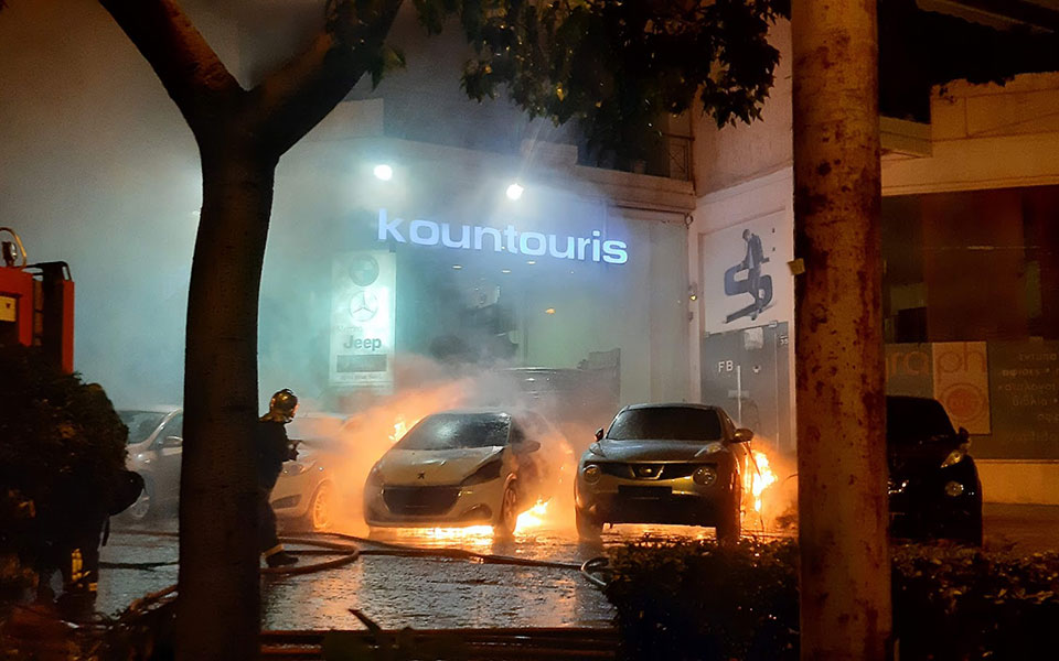 Βίντεο και εικόνες: Εμπρηστική επίθεση σε αντιπροσωπεία στην Καισαριανή-1