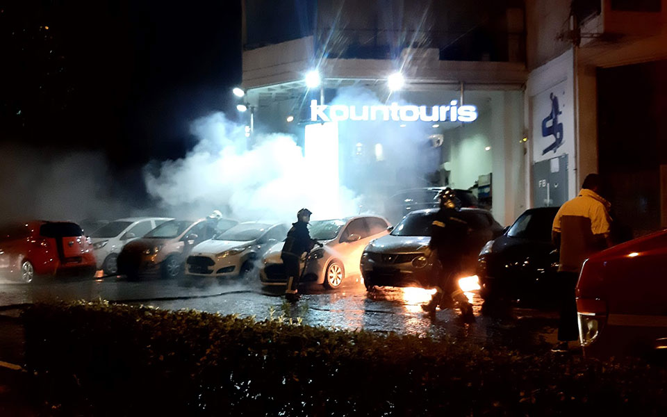 Βίντεο και εικόνες: Εμπρηστική επίθεση σε αντιπροσωπεία στην Καισαριανή-10