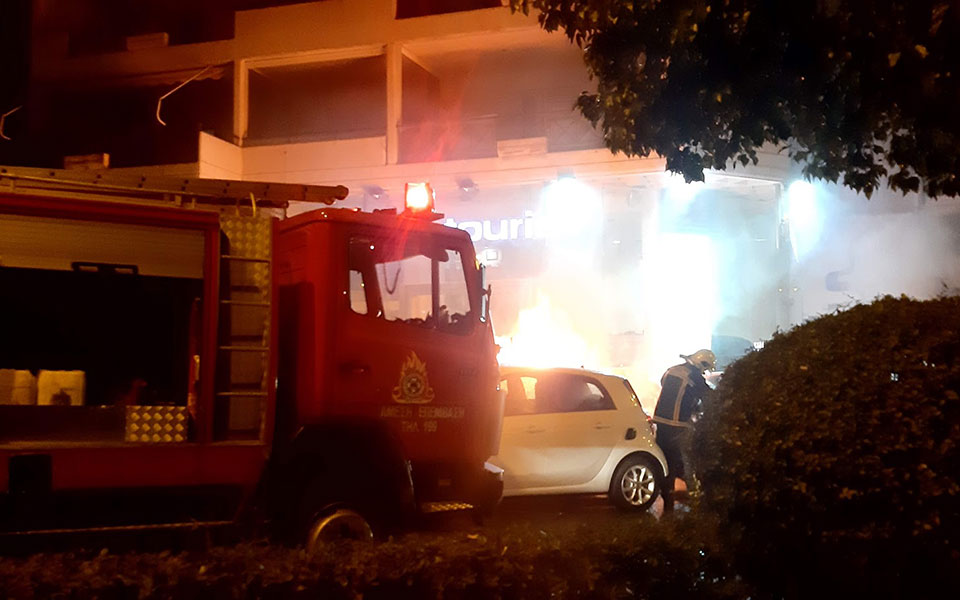 Βίντεο και εικόνες: Εμπρηστική επίθεση σε αντιπροσωπεία στην Καισαριανή-9