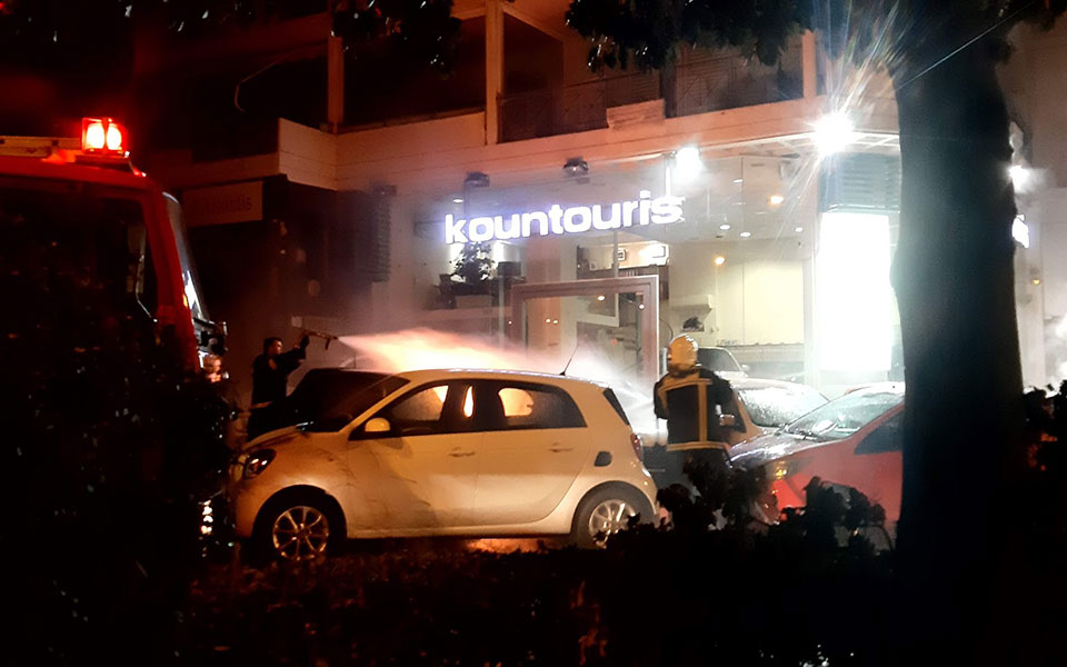 Βίντεο και εικόνες: Εμπρηστική επίθεση σε αντιπροσωπεία στην Καισαριανή-8