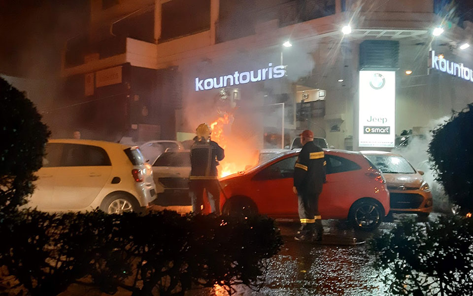 Βίντεο και εικόνες: Εμπρηστική επίθεση σε αντιπροσωπεία στην Καισαριανή-7