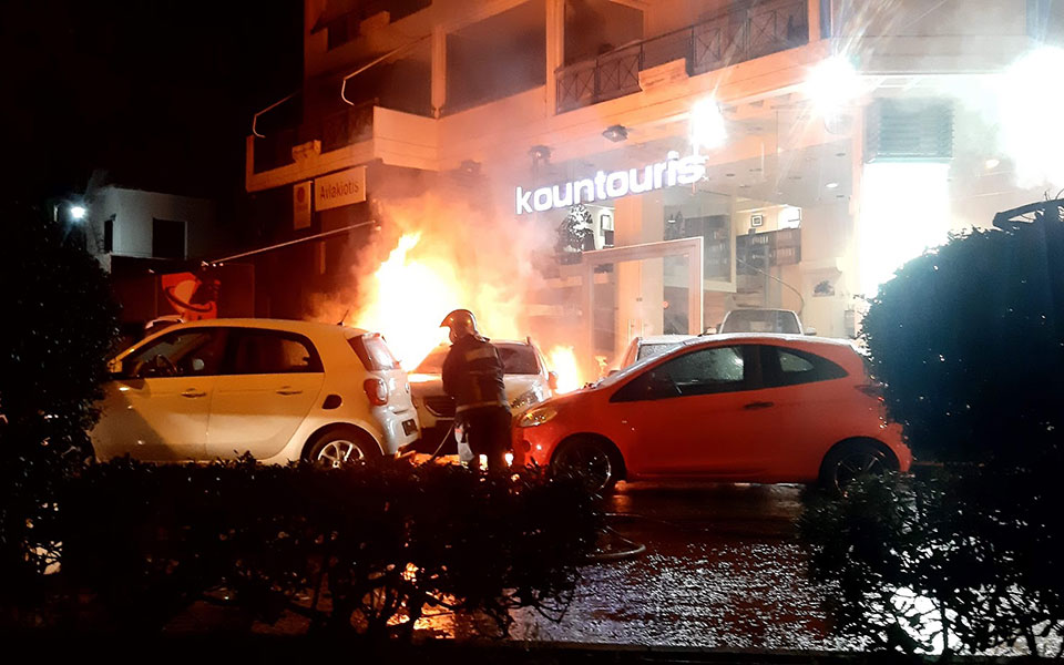 Βίντεο και εικόνες: Εμπρηστική επίθεση σε αντιπροσωπεία στην Καισαριανή-6