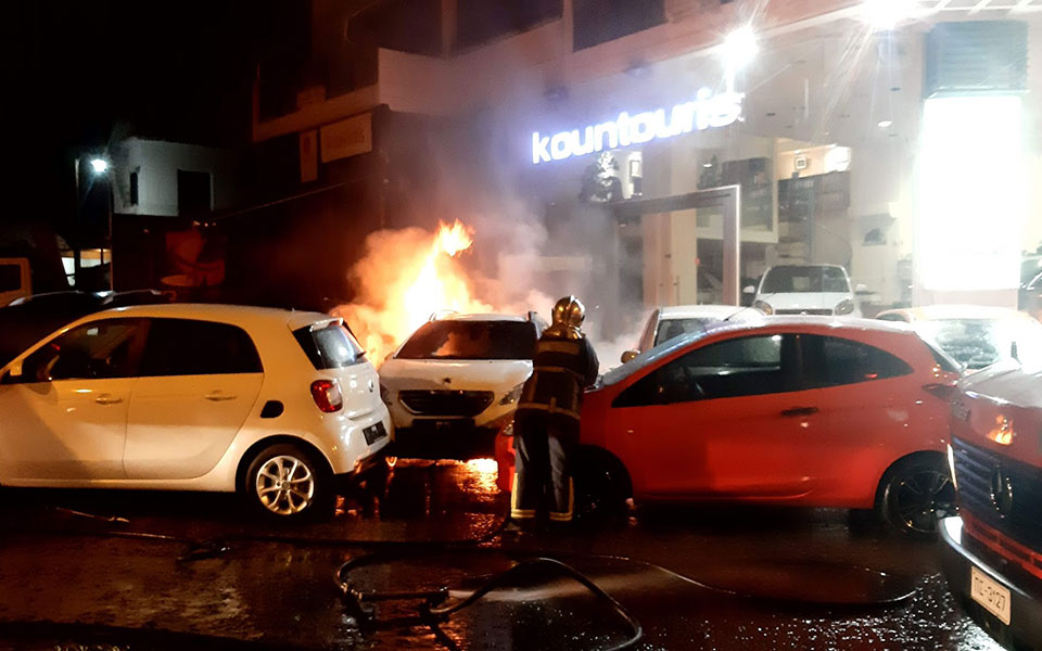 Βίντεο και εικόνες: Εμπρηστική επίθεση σε αντιπροσωπεία στην Καισαριανή-5