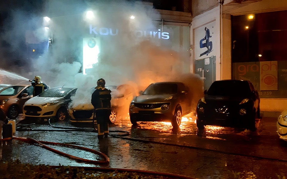 Βίντεο και εικόνες: Εμπρηστική επίθεση σε αντιπροσωπεία στην Καισαριανή-4