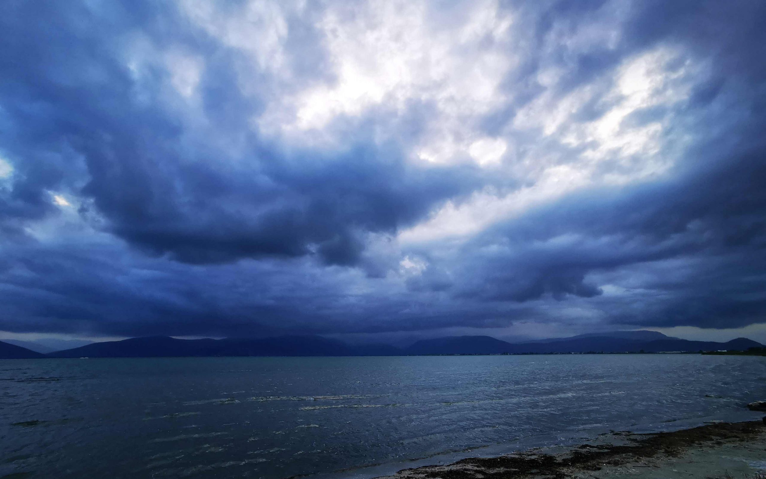 δείχνει-από-την-τετάρτη-τα-δόντια-της-η-561299569