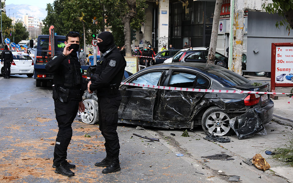 Καταδίωξη στη Λιοσίων: Κλεμμένο Ι.Χ. έπεσε σε δύο μοτοσικλέτες – Τέσσερις τραυματίες-1