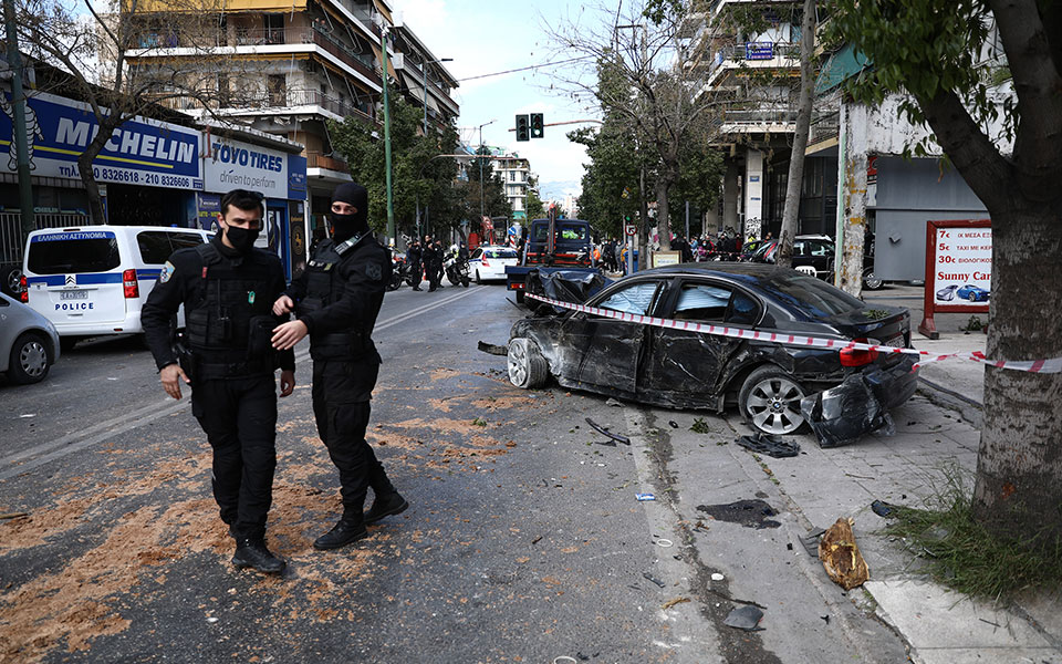 Καταδίωξη στη Λιοσίων: Κλεμμένο Ι.Χ. έπεσε σε δύο μοτοσικλέτες – Τέσσερις τραυματίες-3