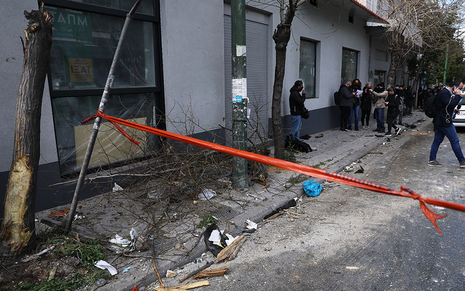 Καταδίωξη στη Λιοσίων: Κλεμμένο Ι.Χ. έπεσε σε δύο μοτοσικλέτες – Τέσσερις τραυματίες-2