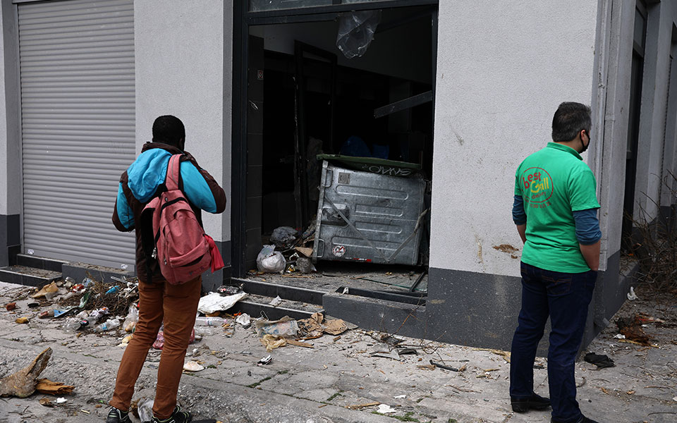 Καταδίωξη στη Λιοσίων: Κλεμμένο Ι.Χ. έπεσε σε δύο μοτοσικλέτες – Τέσσερις τραυματίες-4