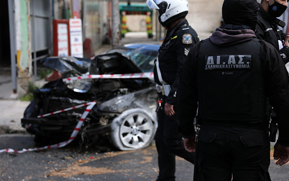 Καταδίωξη στη Λιοσίων: Κλεμμένο Ι.Χ. έπεσε σε δύο μοτοσικλέτες – Τέσσερις τραυματίες-5