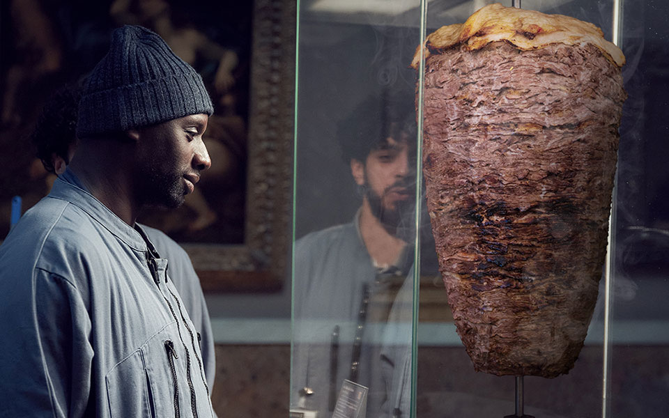 με-γύρο-εντός-λούβρου-σχολιάζει-το-netflix-τη-561284626