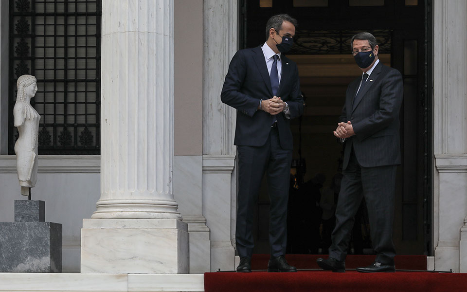 μητσοτάκης-αναστασιάδης-στο-χέρι-της-561305599